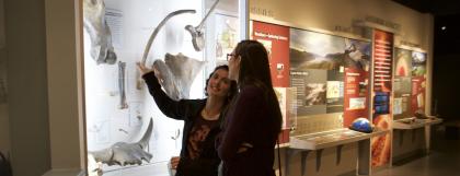 UO students in exhibit hall