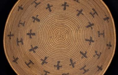 Basket tray, interior view