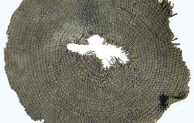 Close diagonal twine tray